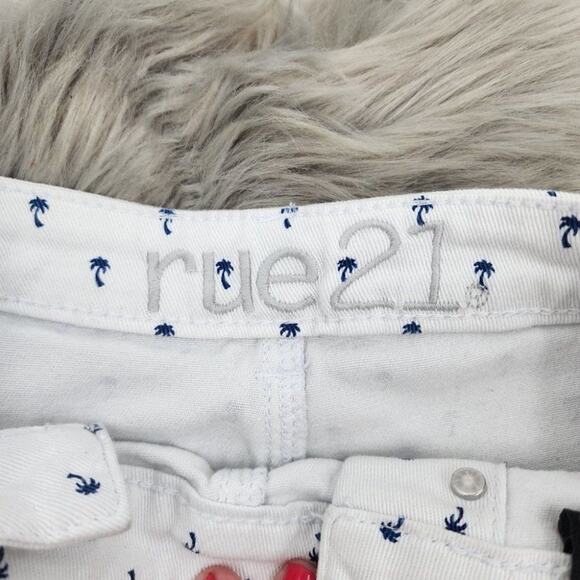 RUE21 White Palm Tree Print Shorts Womens Size 3/4 Summer Beach - Picture 7 of 8